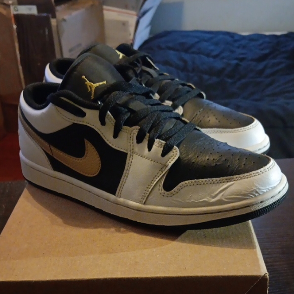 Jordan 1 Low Black White Metalic Gold Swoosh Mens 10 Womens 11.5 EUC - Picture 3 of 9